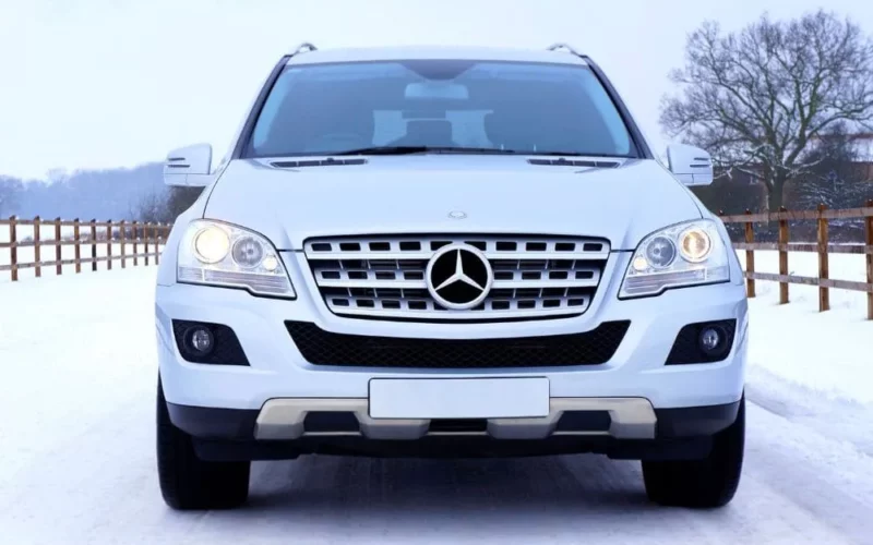 voiture tout terrain blanche